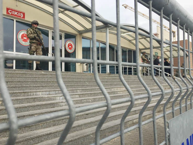 FETÖ'nün 15 Temmuz darbe girişimi sırasında Beykoz'daki FSM Köprüsü'nü kapatan