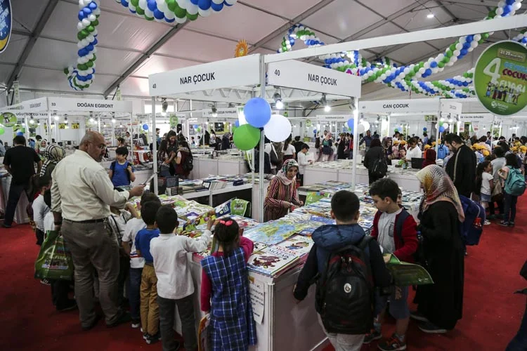 Beykoz'da 80 yayınevi ve 100 yazarın katıldığı fuarda yazarlarla söyleşiler,