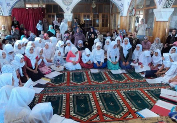 Görele Köyünde Yaz Kur’an Kursuna katılan kız öğreticileri içerisinde bulunduğumuz