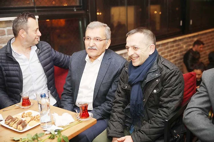 Kavacık’ta bir kafeteryayı ziyaret eden AK Parti Beykoz Belediye Başkan