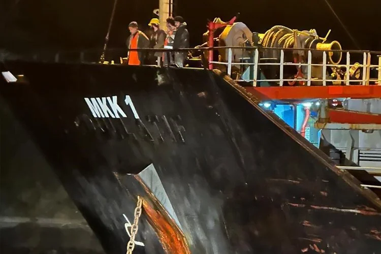 Beykoz’da karaya oturan yük gemisi nedeniyle boğaz trafiği askıya alındı.