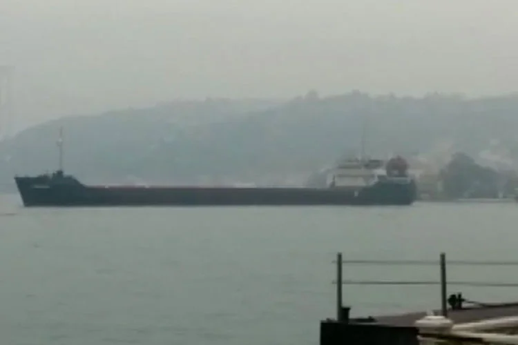 İstanbul Boğazı Beykoz Anadoluhisarı açıklarından geçiş yapan kuru yük gemisinin