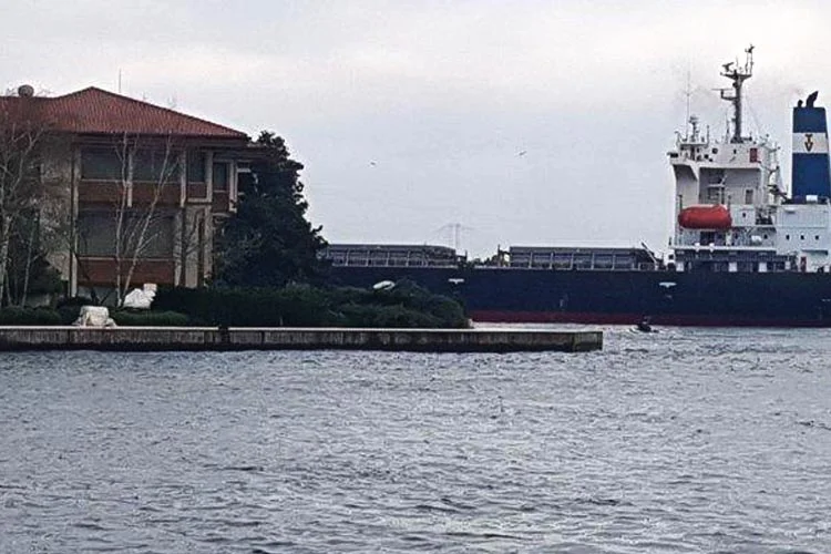 İstanbul Boğazı'nda dümeni kilitlenen gemi Anadoluhisarı tarafından Beykoz sahilindeki bir