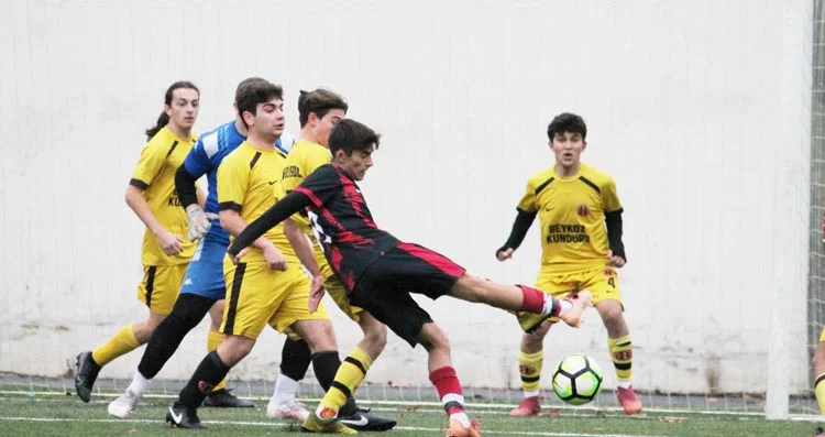 İstanbul Amatör Liglerinde hafta içi mesaisinde sıra U18 Yaş takımlarındaydı.