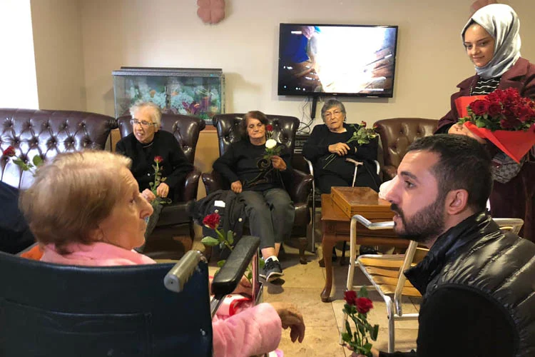 AK Parti Beykoz İlçe Gençlik Kolları Başkanlığı, huzurevlerini ziyaret etti.