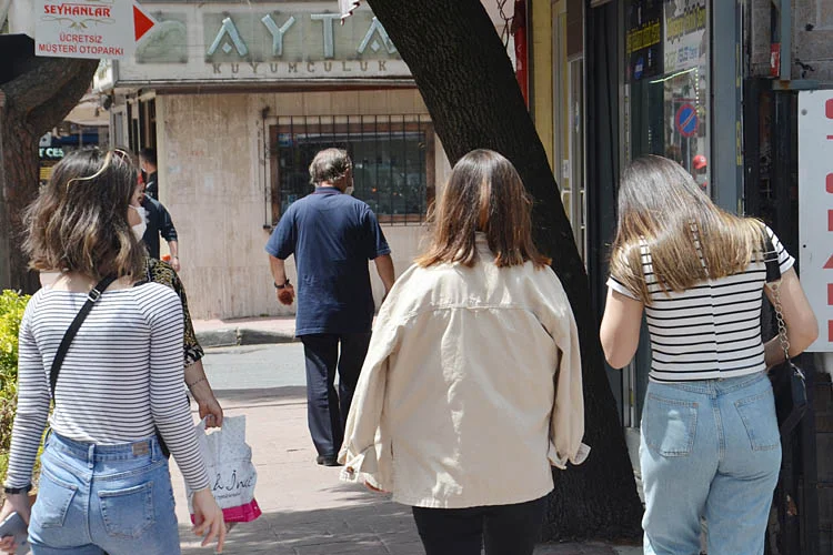 Yaklaşık 50 gündür sokağa çıkma kısıtlaması bulunan 15-20 yaş aralığındaki