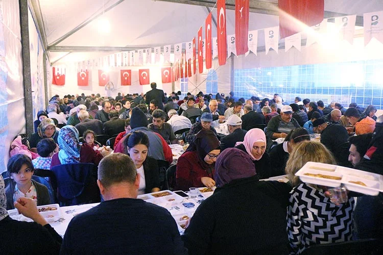 Beykoz Giresunlular Derneği 12 yıldır kurduğu iftar çadırını 30. Yılını
