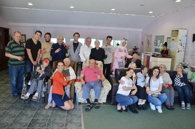 Beykoz Kent Konseyi Gençlik Meclisi üyeleri ve Medipol Üniversitesi Diyaliz