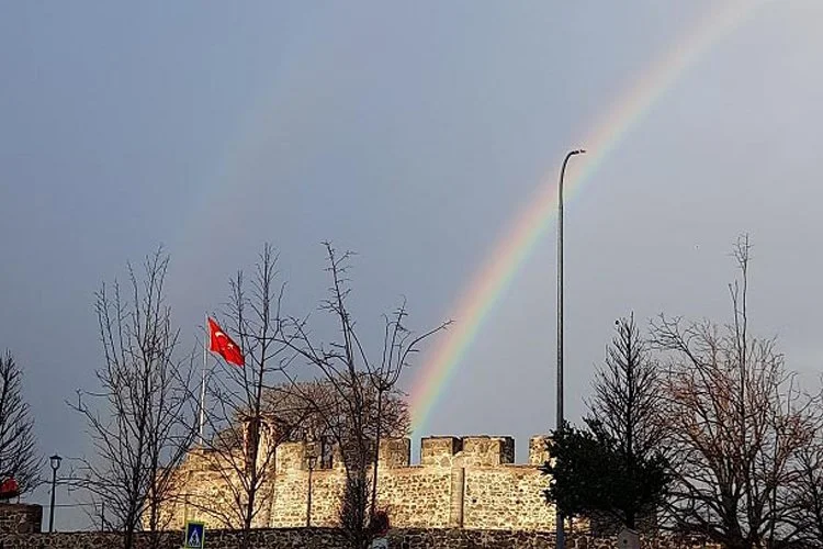 Beykoz’da sabahın ilk ışıklarında yaşanan sağanak yağmurun akabinde oluşan gökkuşağı