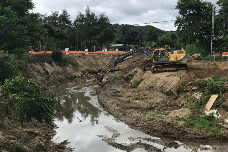 İstanbul Büyükşehir Belediyesi ve İSKİ ekipleri, Beykoz'daki Göksu Deresinde temizlik