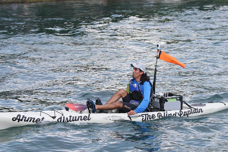 Görme engelli öğretmen Ahmet Üstünel, kendi geliştirdiği kanosuyla Beykoz'dan Sarıyer'e