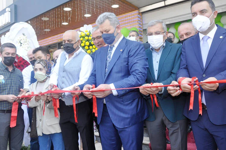 Beykoz Giresunlular Derneği'nin yeni dernek merkezi düzenlenen törenle hizmete açıldı.