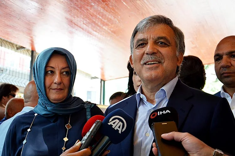11. Cumhurbaşkanı Abdullah Gül, eşi Hayrünnisa Gül ile oyunu kullanmak