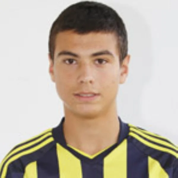 Gümüşsuyuspor altyapısından yetişip 2008 yılında Fenerbahçe'ye transfer olan Çağrı Giritlioğlu