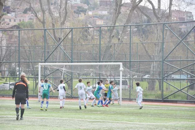 Beykoz temsilcilerinden Gümüşsuyuspor, Ortaçeşme Stadı'nda konuk ettiği KBS Kurtköy takımına