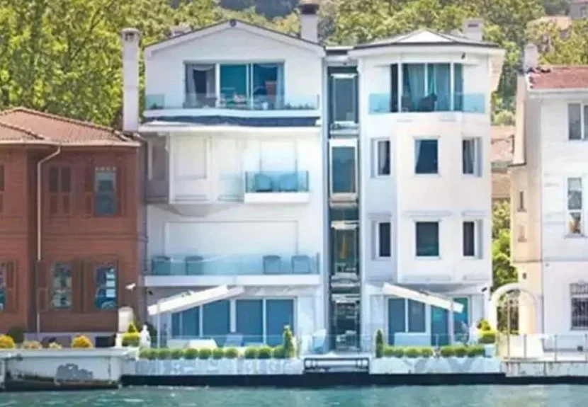 İş insanı Murat Özdemir ile evlendikten sonra Dubai'ye taşınan Ebru