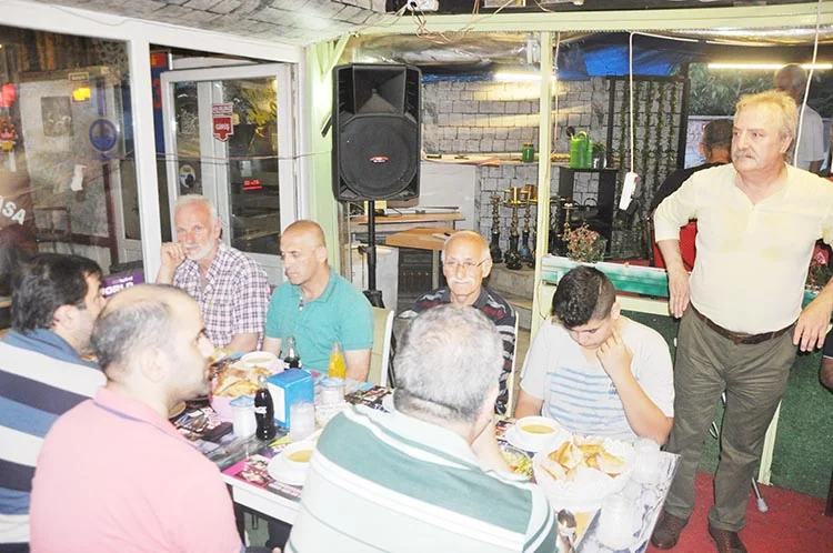 Beykoz Göksu Mahallesi Yardımlaşma Derneği Başkanı Kamil Adnan Güner, dostlarıyla