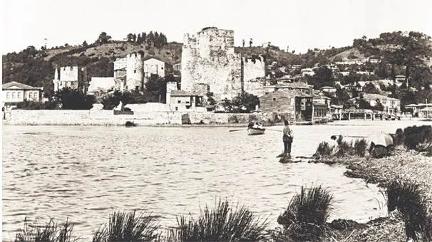 Güzelcehisar’ın yapım tarihi konusunda bazı farklı yorumlar vardır. Âşık Paşazâde