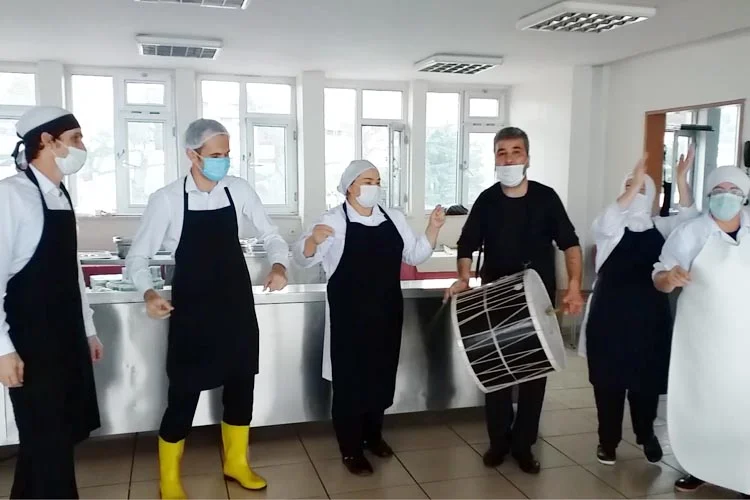 Beykoz Devlet Hastanesi'nde sazlı sözlü yemek molası 2