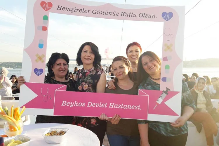 Hemşireler Günü nedeniyle bir organizasyon yapan Beykoz Devlet Hastanesi çalışanları