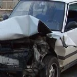 Zeminin kaygan olması nedeniyle kontrolden çıkan bir otomobilin seyir halindeki