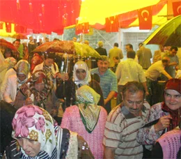 Havaların ısınmasıyla sosyal etkinliklere hız veren kurumlar hafta sonu yağmurun