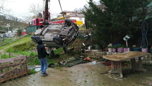 Beykoz Yavuz Selim Mahallesinde sağanak yağmurdan dolayı otomobil bir evin