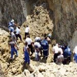 Beykoz Vadi Evleri şantiyesinde seyir halindeyken üzerine toprak kayan kamyonun