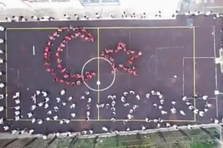 Beykoz Halide Edip İlkokulu öğrencileri 10 Kasım nedeniyle okul bahçesinde