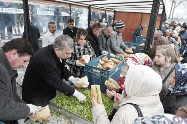 Beykoz Belediyesi tarafından düzenlenen hamsi şenliğinde 5 ton hamsi dağıtıldı.