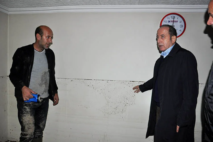 CHP Genel Sekreteri M. Akif Hamzaçebi, sel sonrası büyük zarar