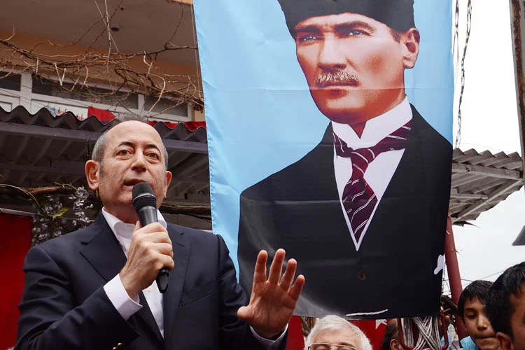 TBMM Başkanvekili Akif Hamzaçebi, Beykoz'un İncirköy Mahallesi'nde vatandaşlara seslendi. Hamzaçebi,