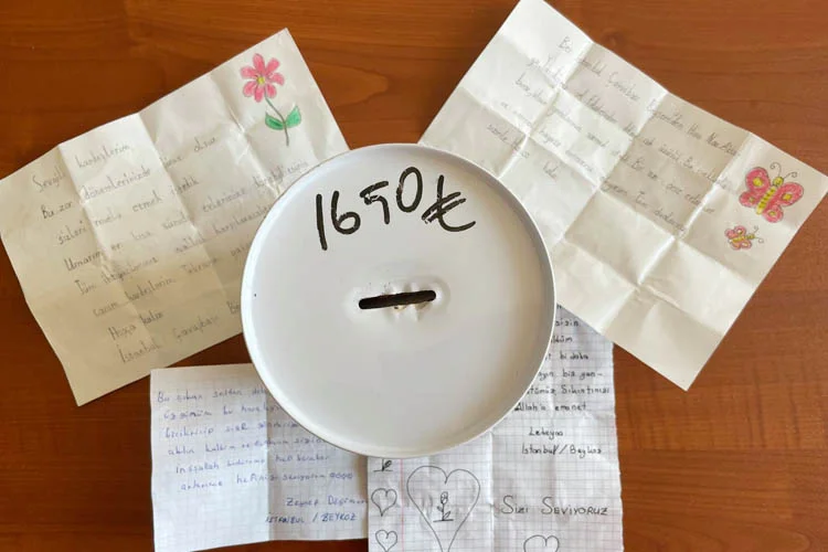 Beykoz Sanat ve Eğitim Merkezi'ndeki minik öğrenciler, harçlıklarını afetten etkilenen