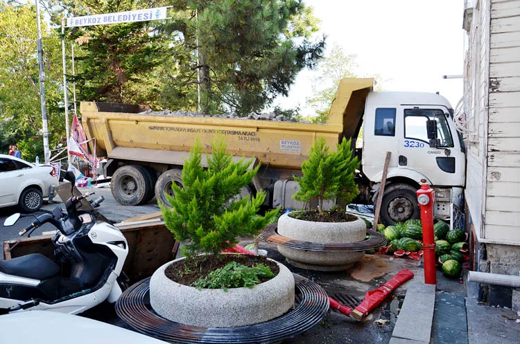 Beykoz'da hafriyat kamyonu önce bir dolmuşa ve karpuz tezgahına, ardından