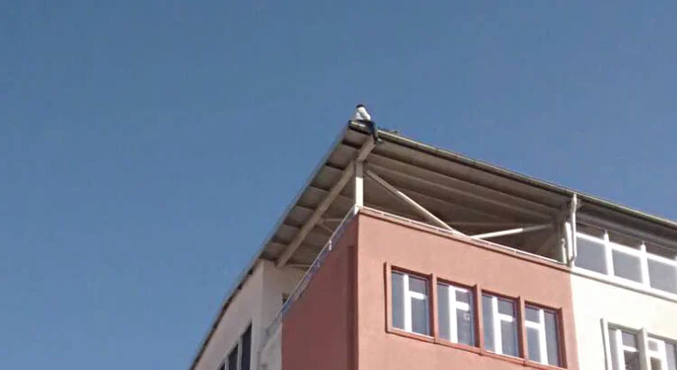 Yaklaşık bir ay önce Hasan Yavuz Caddesi'nde bir binanın üzerine