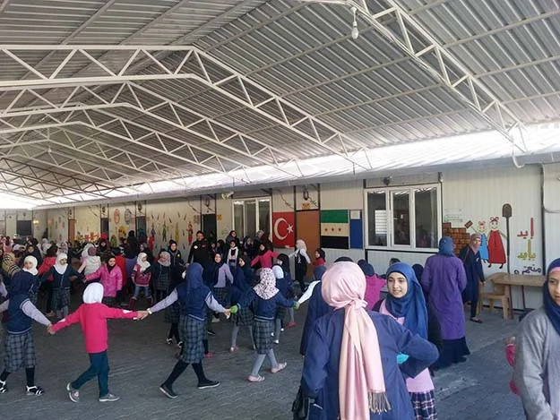 Beykoz'dan Hatay'a giden heyet, buradaki yerleşkede barınan 300 çocuğu giydirdi.