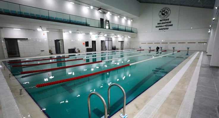 Beykozluların sağlıklı yaşamla buluşabileceği yarı olimpik Çavuşbaşı Kapalı Yüzme Havuzu