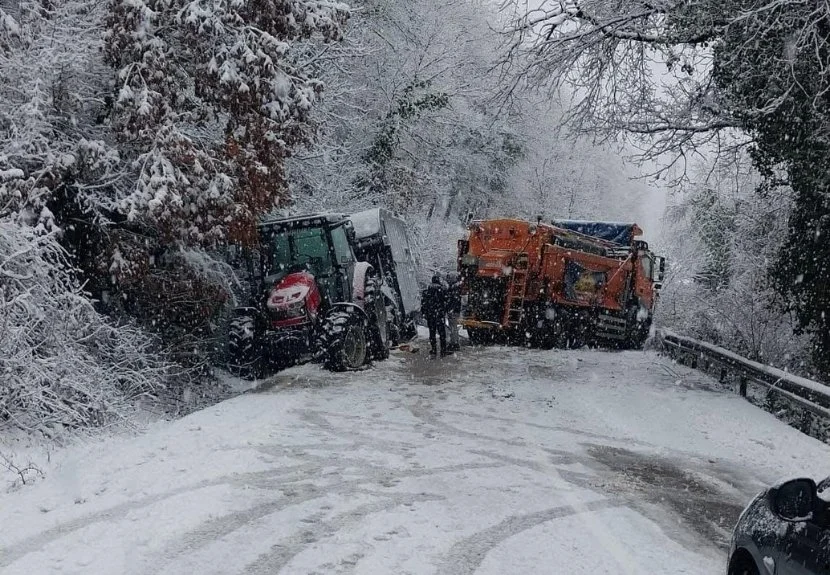 Beykoz’da bir anda etkili olan kar yağışı nedeniyle kazaların ardı