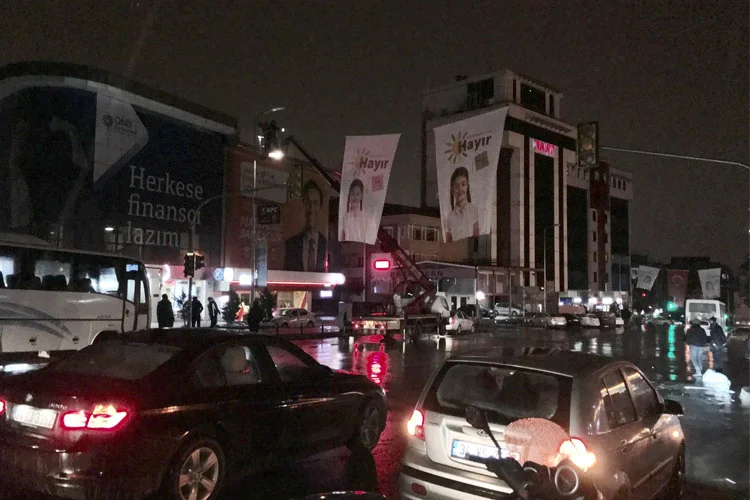 Beykoz Kavacık’ta Hayır Pankartı Asan CHP'lilere kuru sıkı tabanca ile