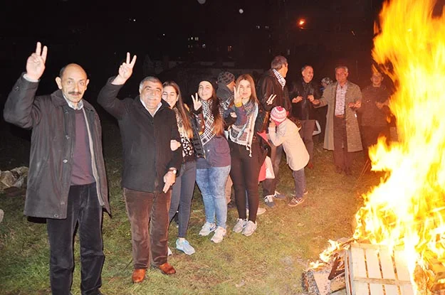 Beykoz'da Bahar Bayramı, gece yakılan ateşle ve çekilen halaylarla HDP'liler