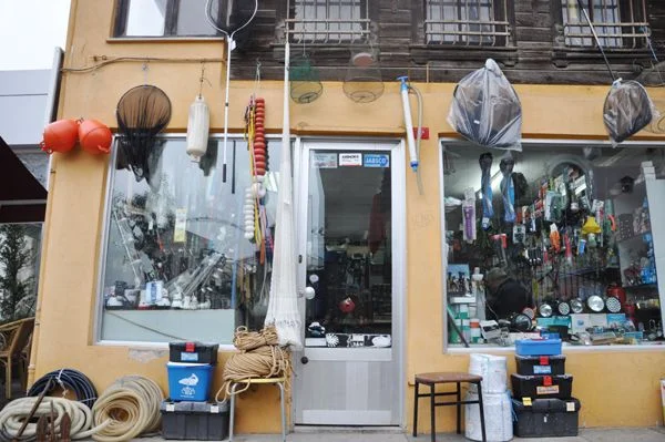 Dedesi Merkez Mahallesi'nin ilk muhtarı. Babasının babası Beykoz'un meşhur tüccarlarından