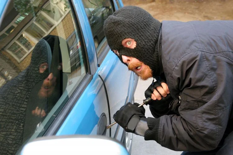 Beykoz’da yaşanan hırsızlık şok etkisi yarattı. Bir araba, üç yedek