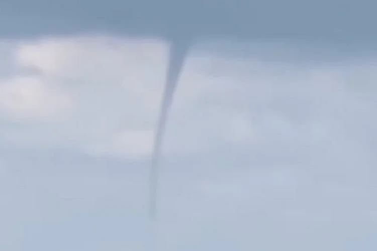 Riva açıklarında sabah saatlerinde sağanak yağışla birlikte çıkan hortum vatandaşları