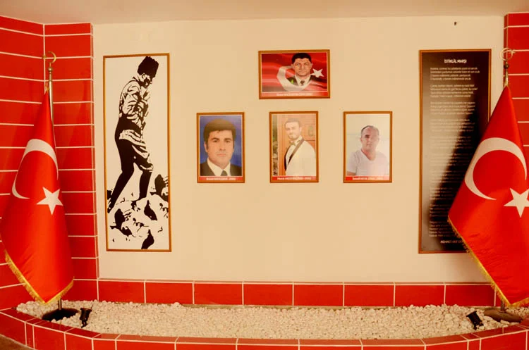 Beykoz Kaymakamlığı, hükümet binasında 15 Temmuz Demokrasi Şehitleri'nin anısına şehitler