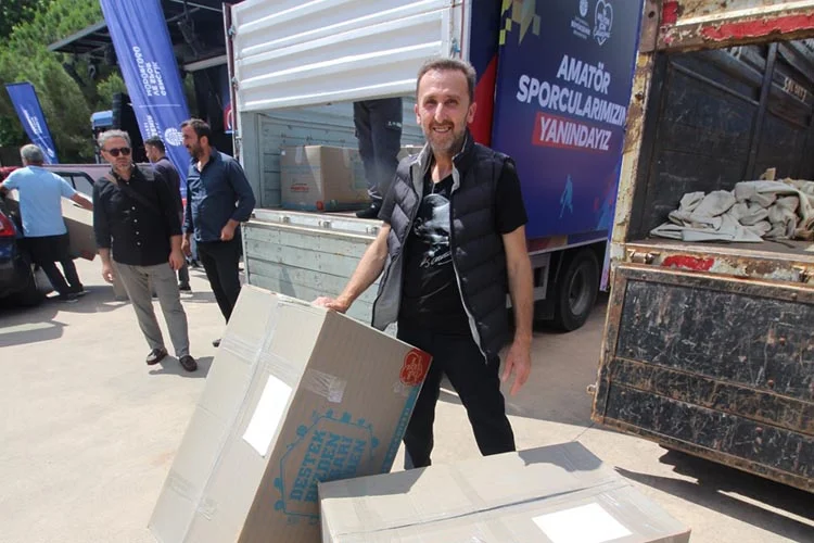 Beykoz’un amatör spor kulüplerine bir malzeme yardımı da İstanbul Büyükşehir