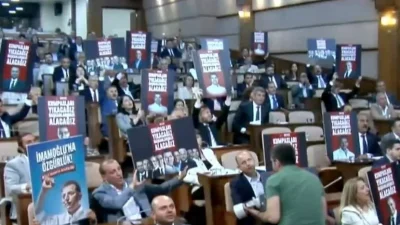 İstanbul Büyükşehir Belediyesi’nin Haziran ayı oturumları başladı. CHP grubu tutuklu