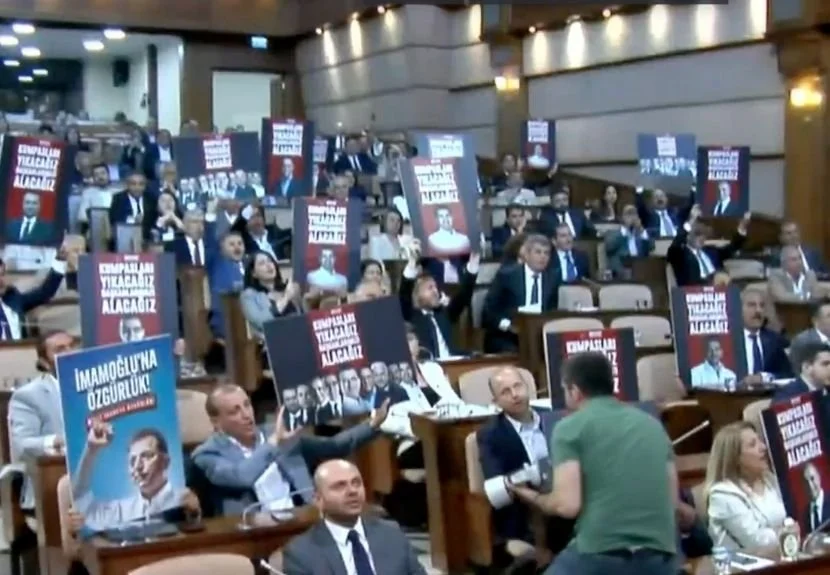 İstanbul Büyükşehir Belediyesi’nin Haziran ayı oturumları başladı. CHP grubu tutuklu