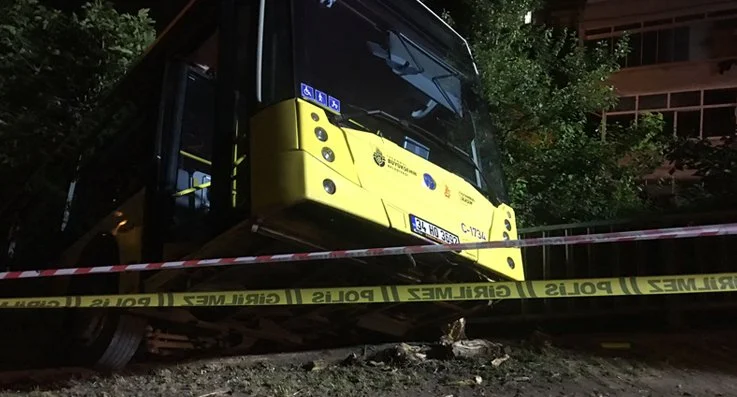 Beykoz Soğuksu'da park halindeki İETT otobüsünün frenleri boşalınca kaymaya başlayan