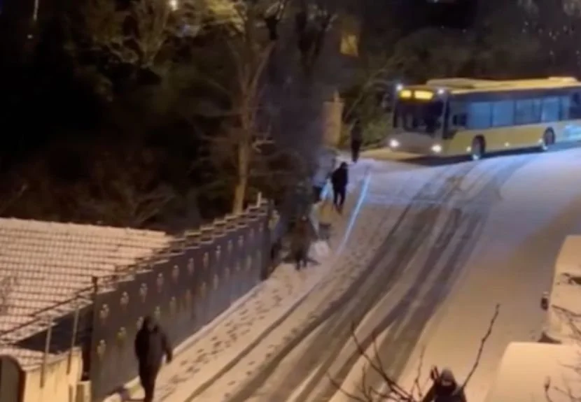Beykoz'da Soğuksu ve Kavacık Mahallesi'nde İETT otobüslerinin karla imtihanı kaydedildi.