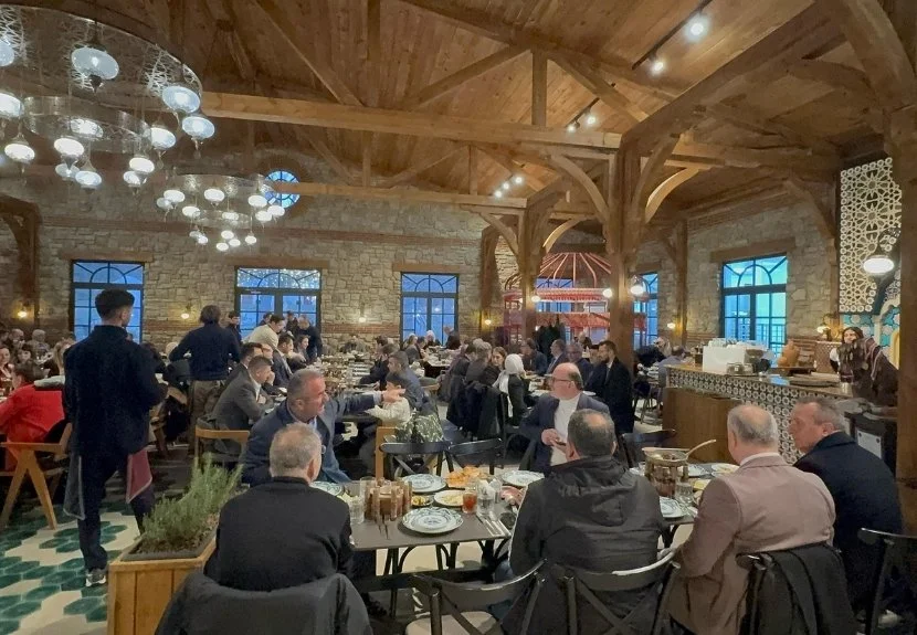 Beykoz Kaymakamlığı her yıl bazı kamu personellerini iftar programında ağırlıyor.